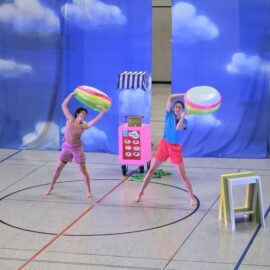 Theater Hagen zu Gast in unserer Sporthalle – Ein Sprung ins Sommergefühl