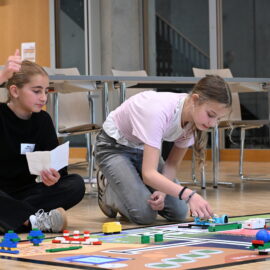 Mädchenteam bei Regionalrunde des zdi-Roboterwettbewerbs in Meschede