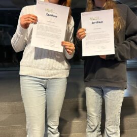 Schülerinnen der WKGE erhalten Urkunden für Teilnahme am MinTU-Mädchenförderprojekt