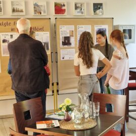 Schülerinnen der 9b führen durch die Ausstellung „Frauen im Widerstand“ Schülerinnen der 9b führen durch die Ausstellung „Frauen im Widerstand“